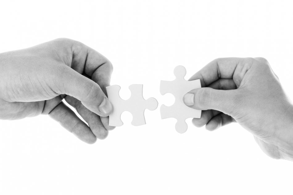 photo-hands-holding-jigsaw-12747